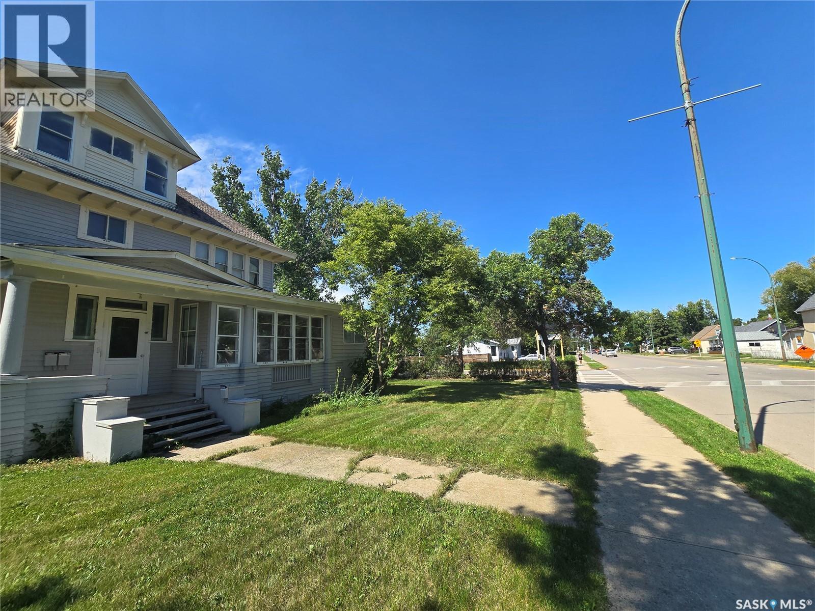 347 Government Road Nw, Weyburn, Saskatchewan  S4H 0P5 - Photo 2 - SK016023