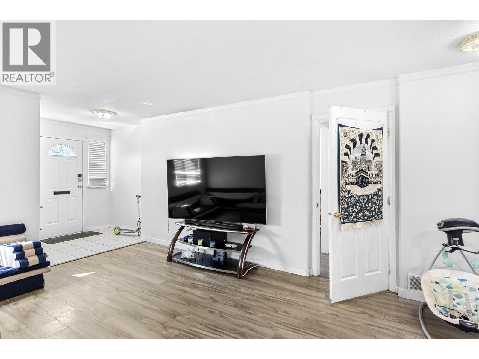 315 Gerstmar Road, Kelowna, British Columbia  V1X 4A6 - Photo 3 - 10359972