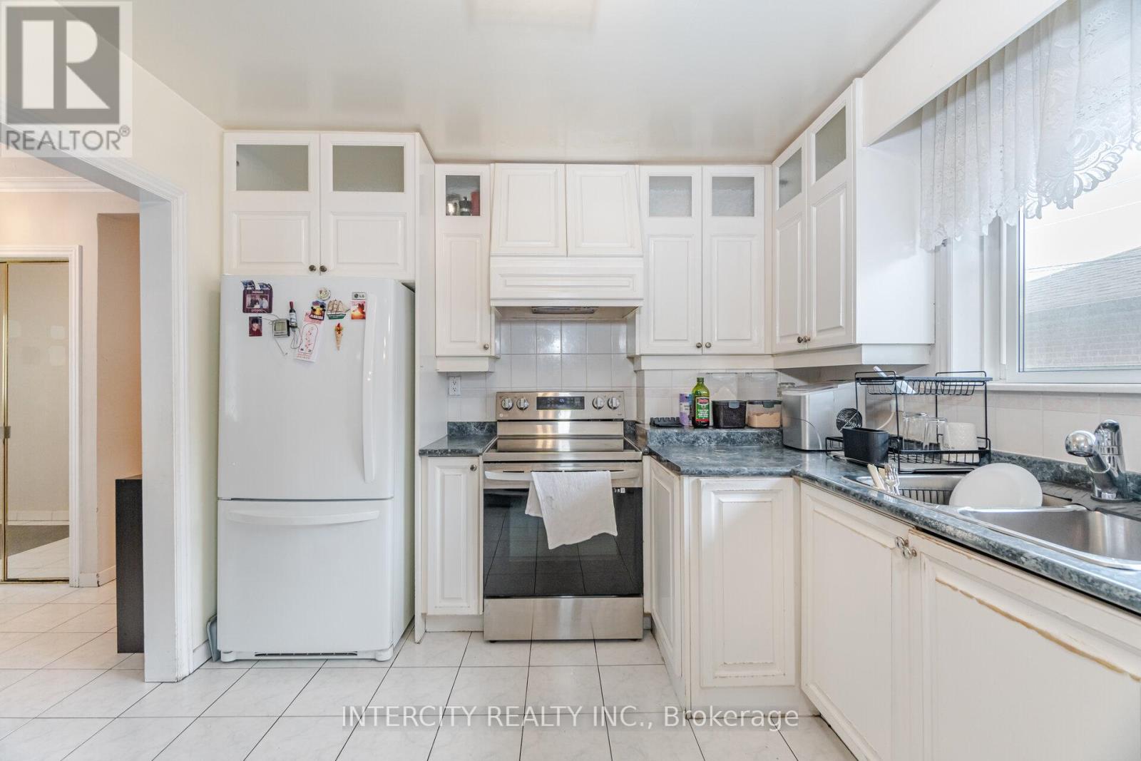 31 Munhall Road, Toronto, Ontario  M6P 1R2 - Photo 22 - W12353626