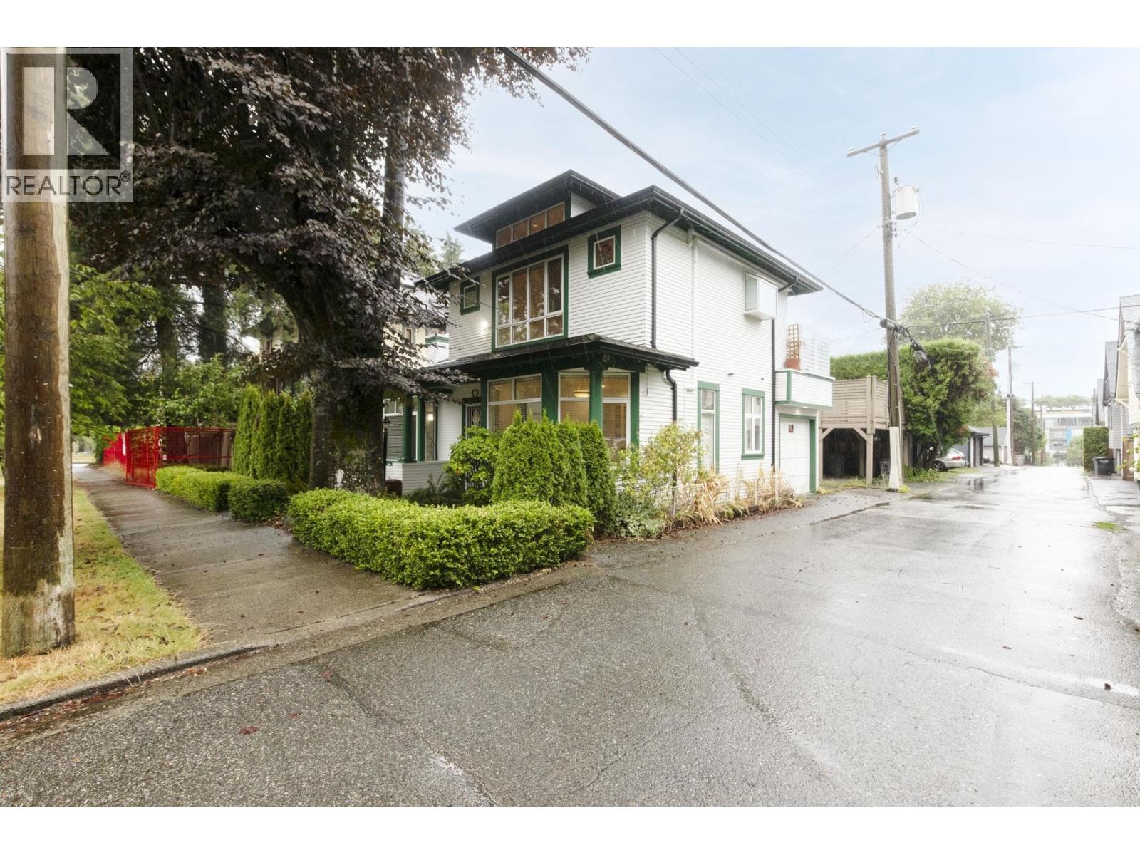 Property at 3135 MAPLE STREET image 3