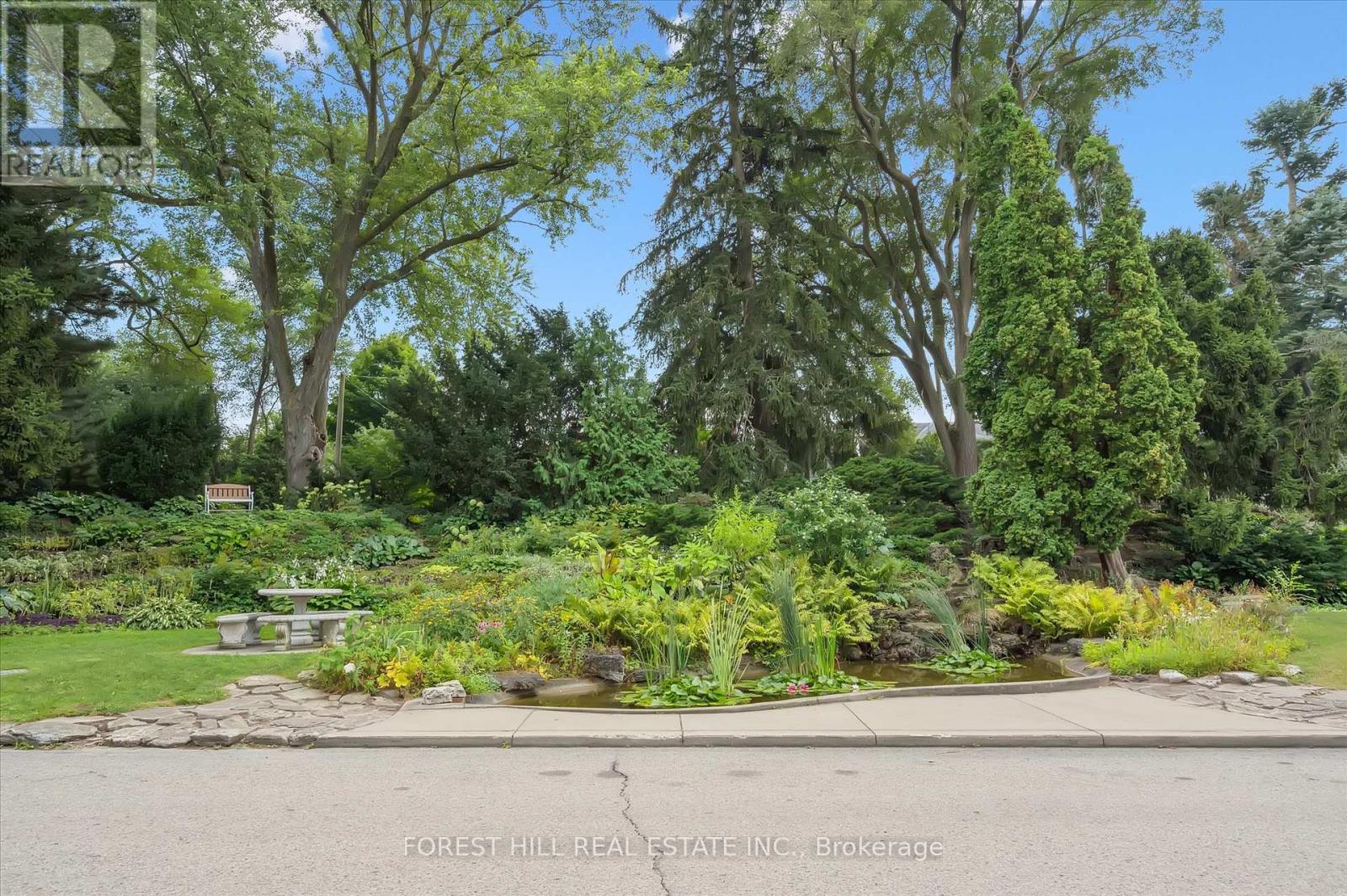 688 Rockway Drive, Kitchener, Ontario  N2G 3B4 - Photo 38 - X12353684