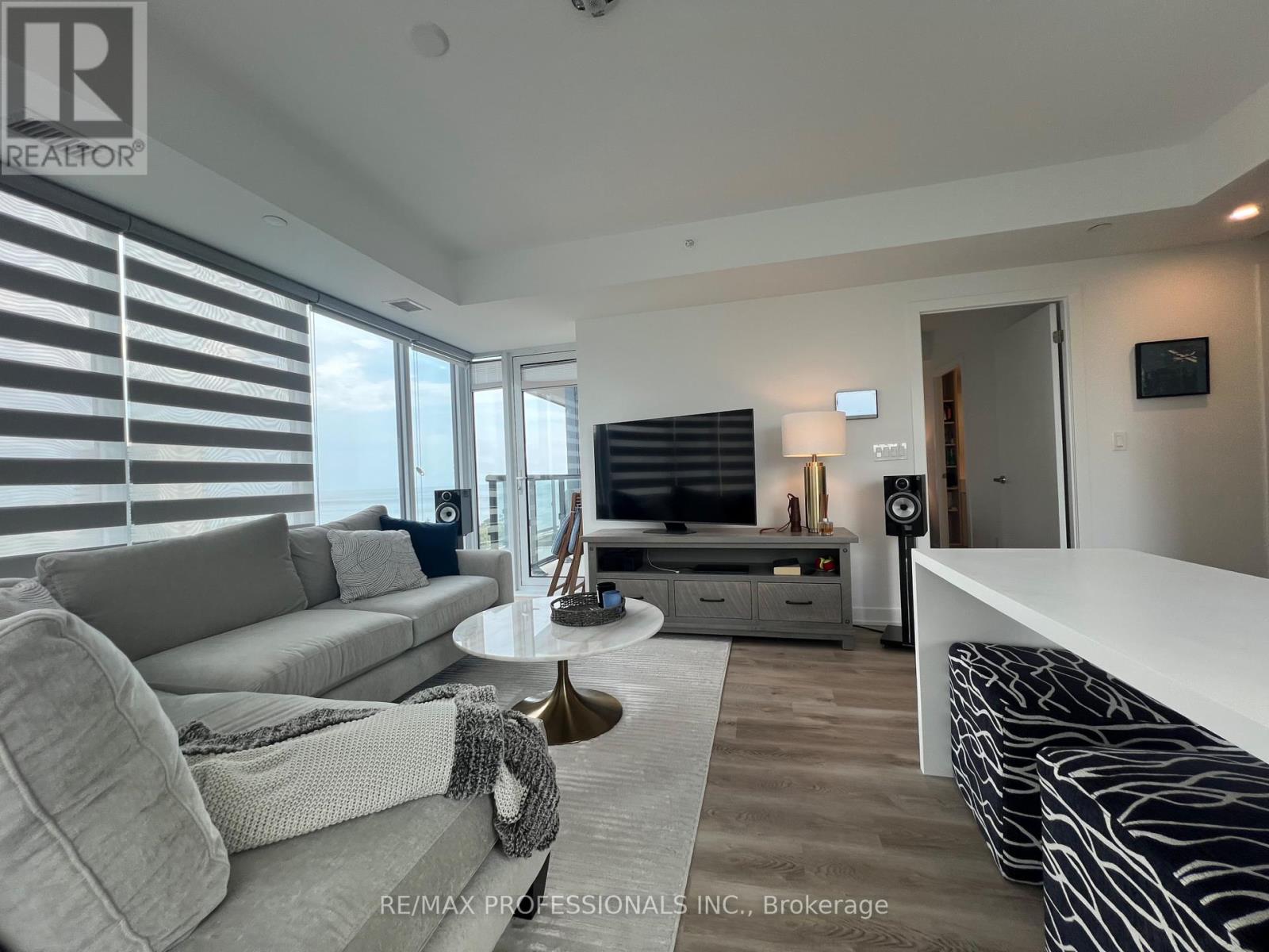 802 - 370 Martha Street, Burlington, Ontario  L7R 0G9 - Photo 12 - W12303887