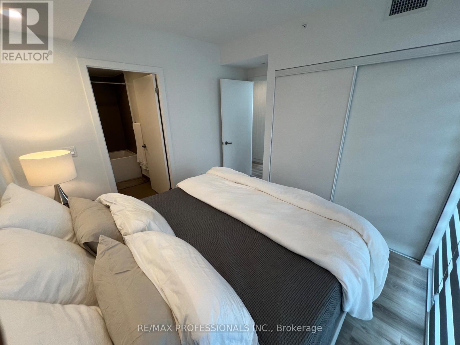 802 - 370 Martha Street, Burlington, Ontario  L7R 0G9 - Photo 17 - W12303887