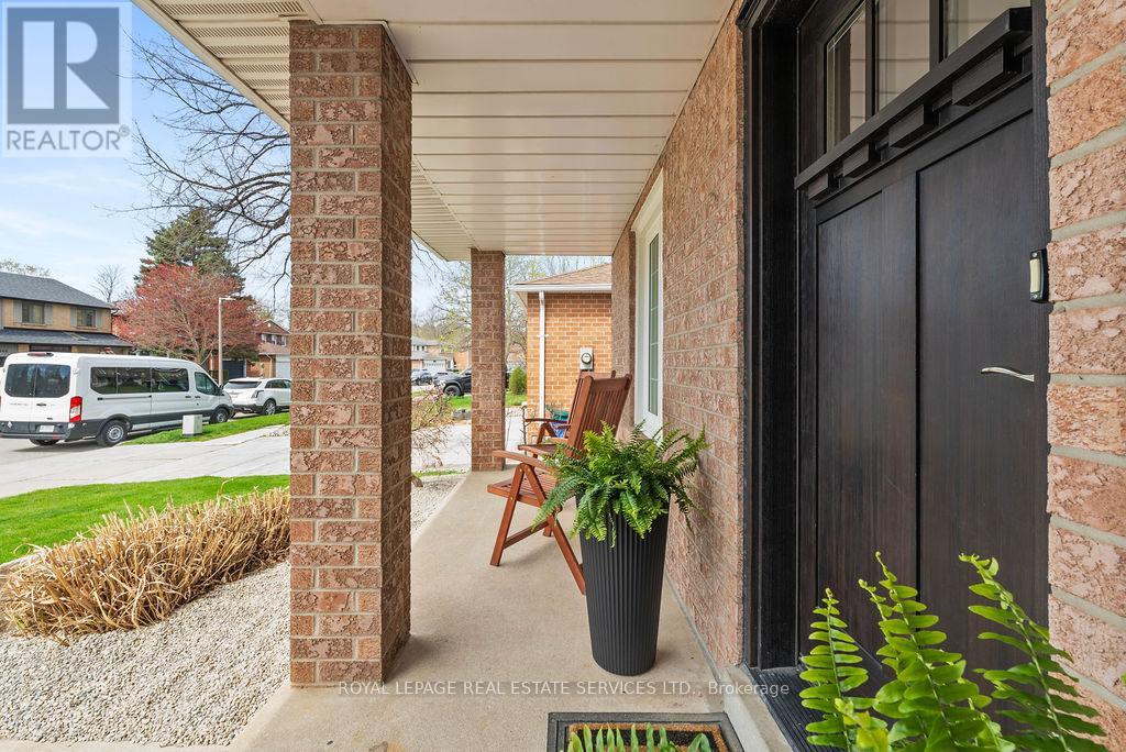 143 Speyside Drive, Oakville (Br Bronte), Ontario  L6L 5Y1 - Photo 2 - W12353715