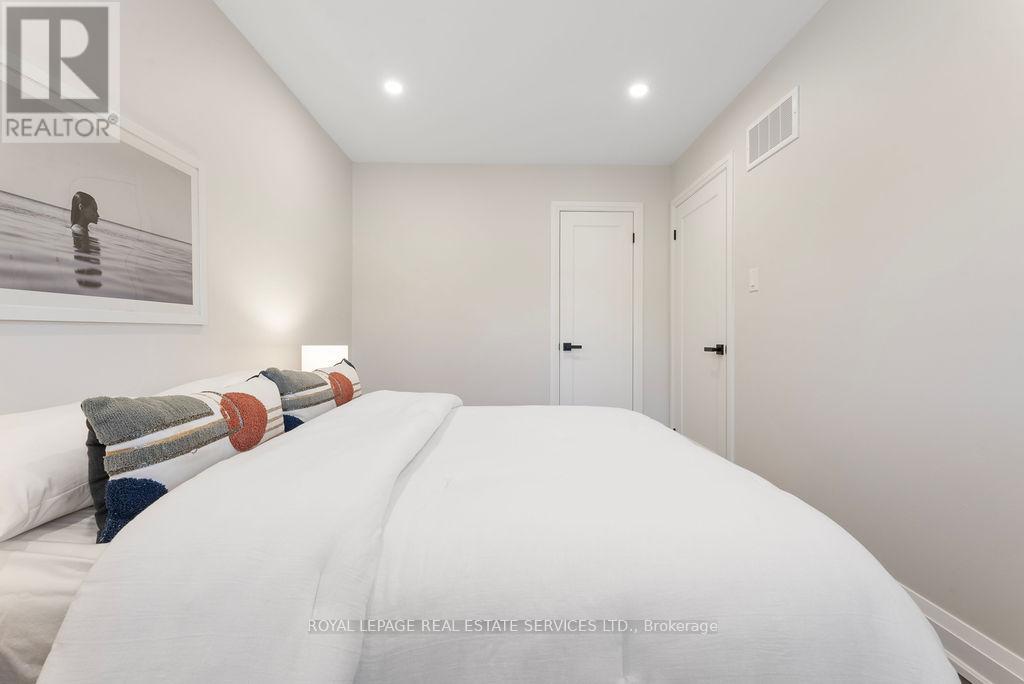 143 Speyside Drive, Oakville (Br Bronte), Ontario  L6L 5Y1 - Photo 23 - W12353715