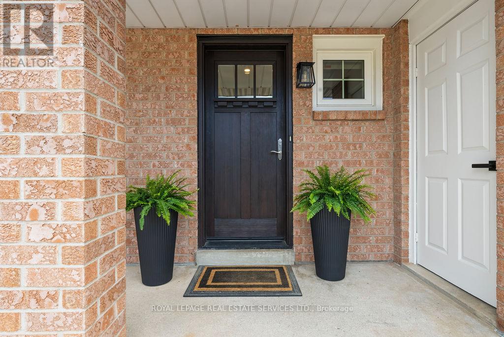 143 Speyside Drive, Oakville (Br Bronte), Ontario  L6L 5Y1 - Photo 3 - W12353715