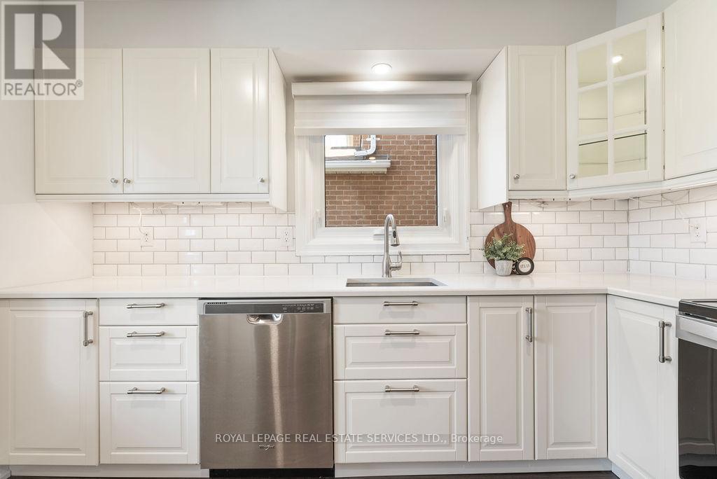 143 Speyside Drive, Oakville (Br Bronte), Ontario  L6L 5Y1 - Photo 5 - W12353715