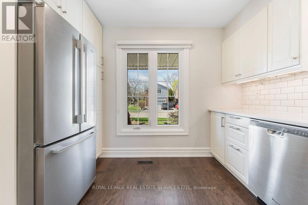 143 Speyside Drive, Oakville (Br Bronte), Ontario  L6L 5Y1 - Photo 7 - W12353715