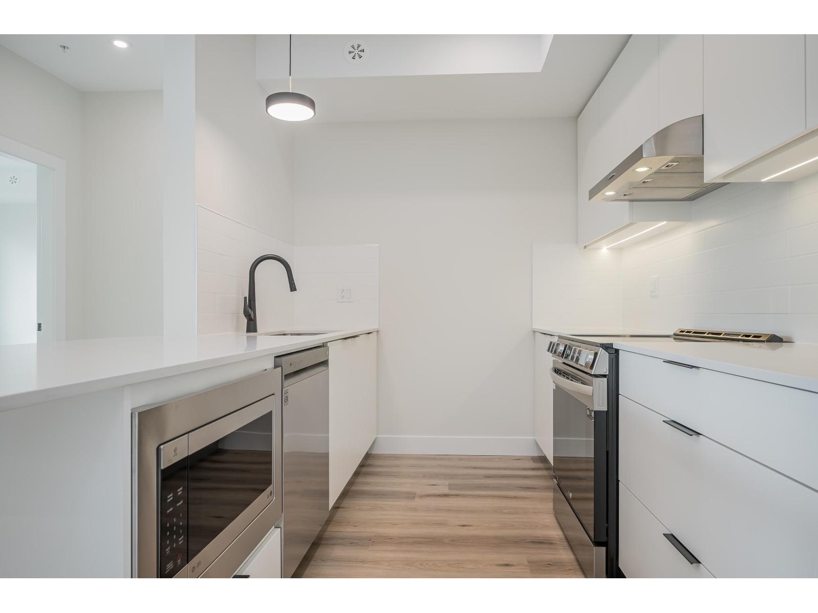 402 6285 King George Boulevard, Surrey, British Columbia V3X 0L3 - Photo 3 - R3038302