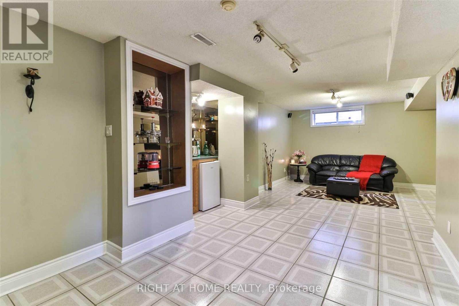 34 Drinkwater Road N, Brampton (Fletcher's West), Ontario  L6Y 4T5 - Photo 30 - W12353776