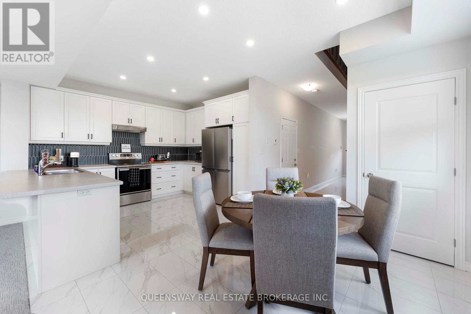 21 Zoe Lane, Hamilton, Ontario  L0R 1C0 - Photo 10 - X12353777