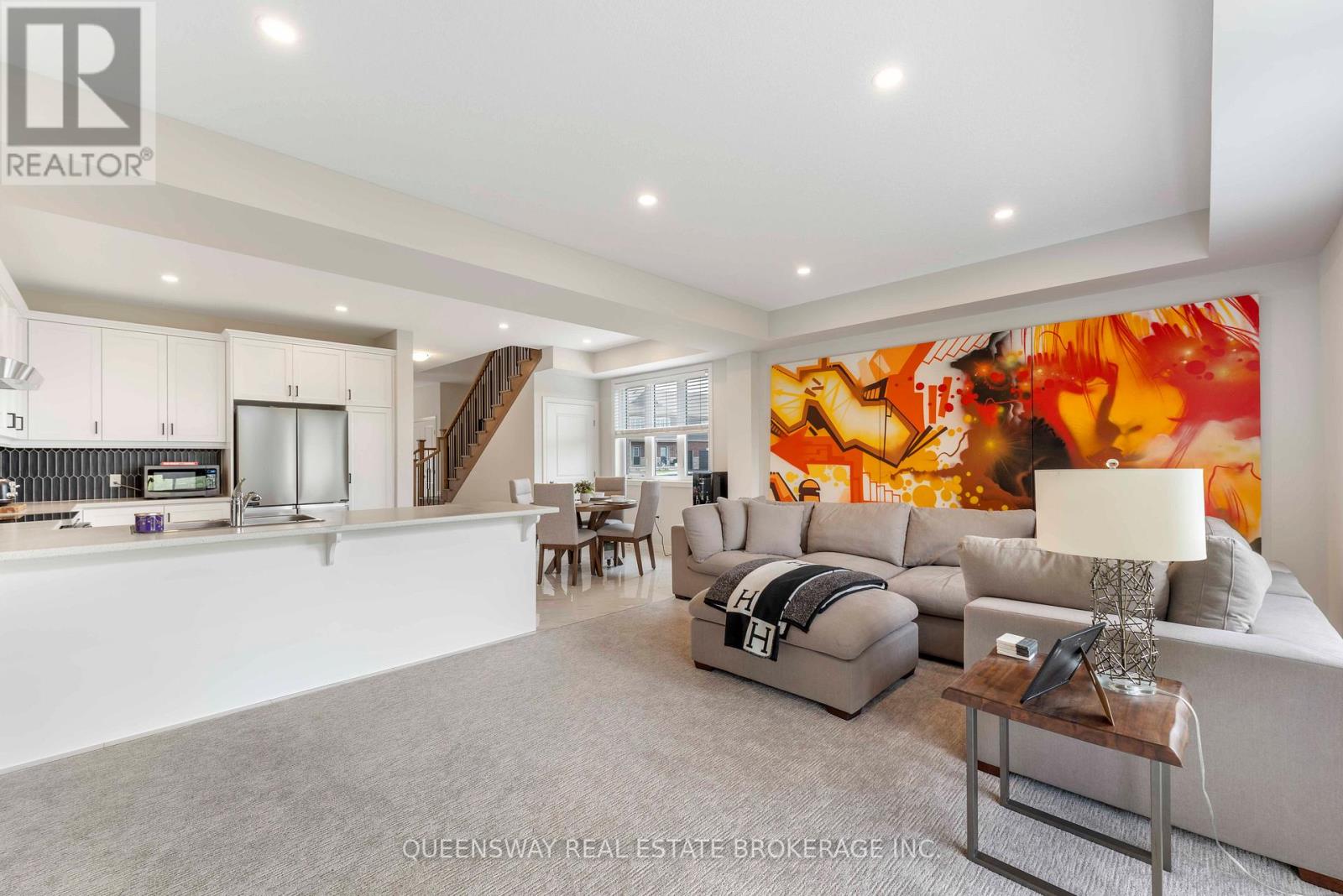 21 Zoe Lane, Hamilton, Ontario  L0R 1C0 - Photo 11 - X12353777