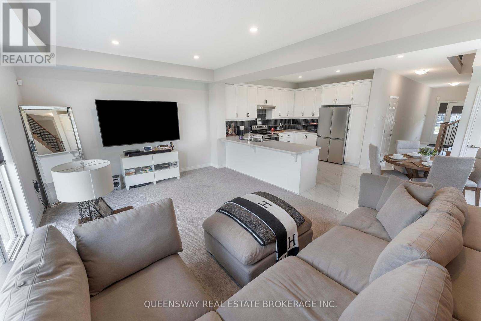 21 Zoe Lane, Hamilton, Ontario  L0R 1C0 - Photo 12 - X12353777