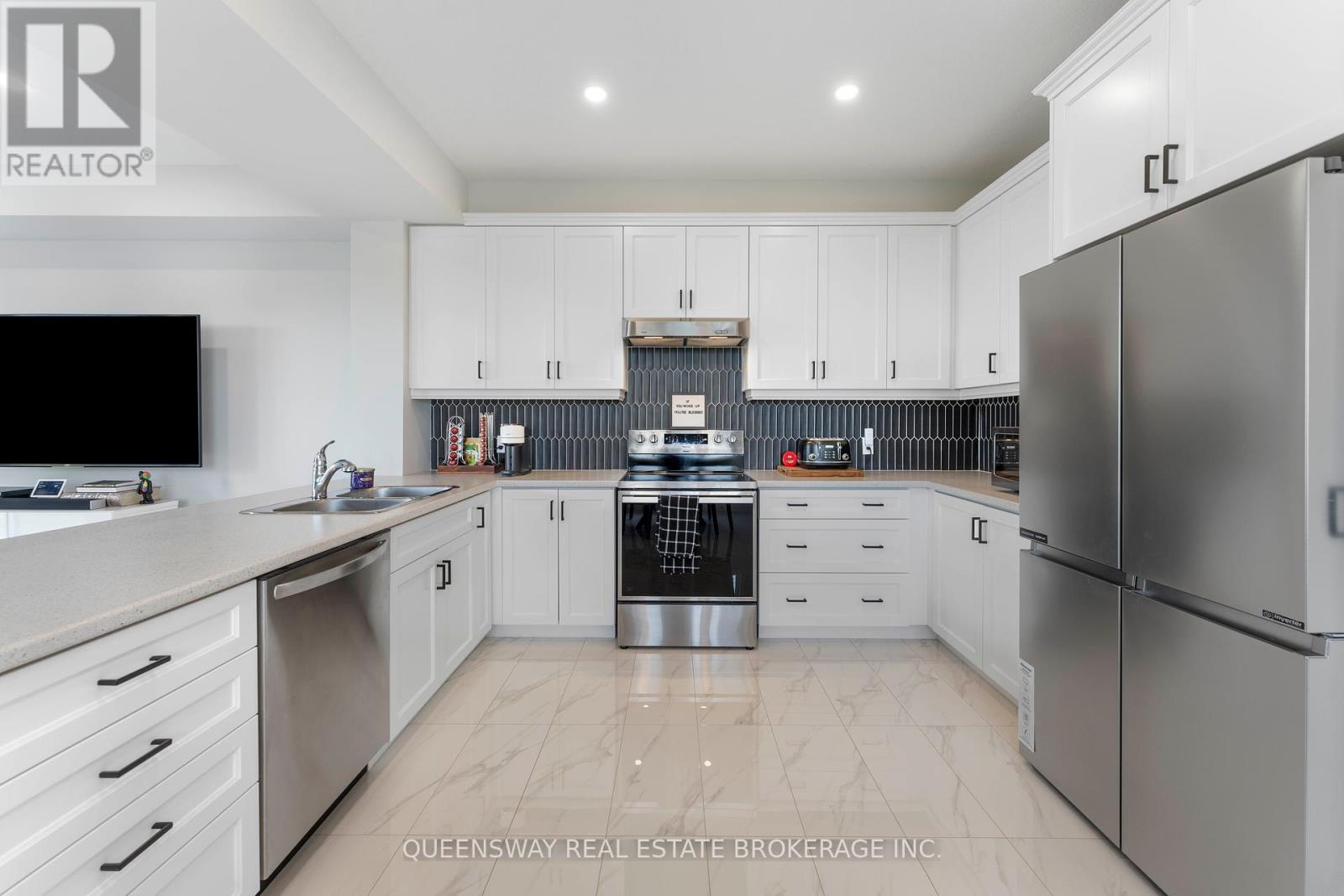 21 Zoe Lane, Hamilton, Ontario  L0R 1C0 - Photo 13 - X12353777