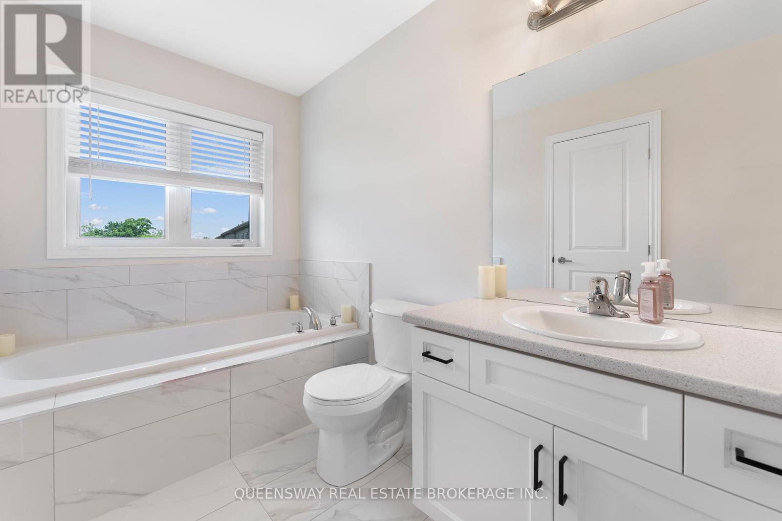 21 Zoe Lane, Hamilton, Ontario  L0R 1C0 - Photo 17 - X12353777