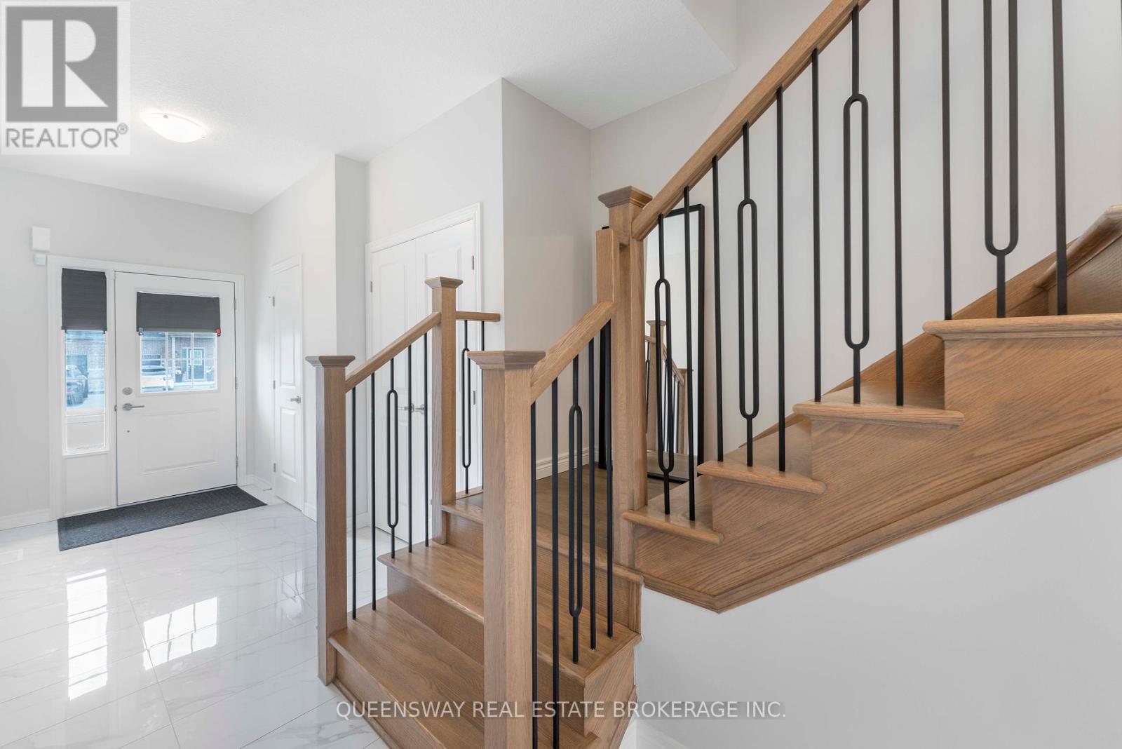 21 Zoe Lane, Hamilton, Ontario  L0R 1C0 - Photo 5 - X12353777