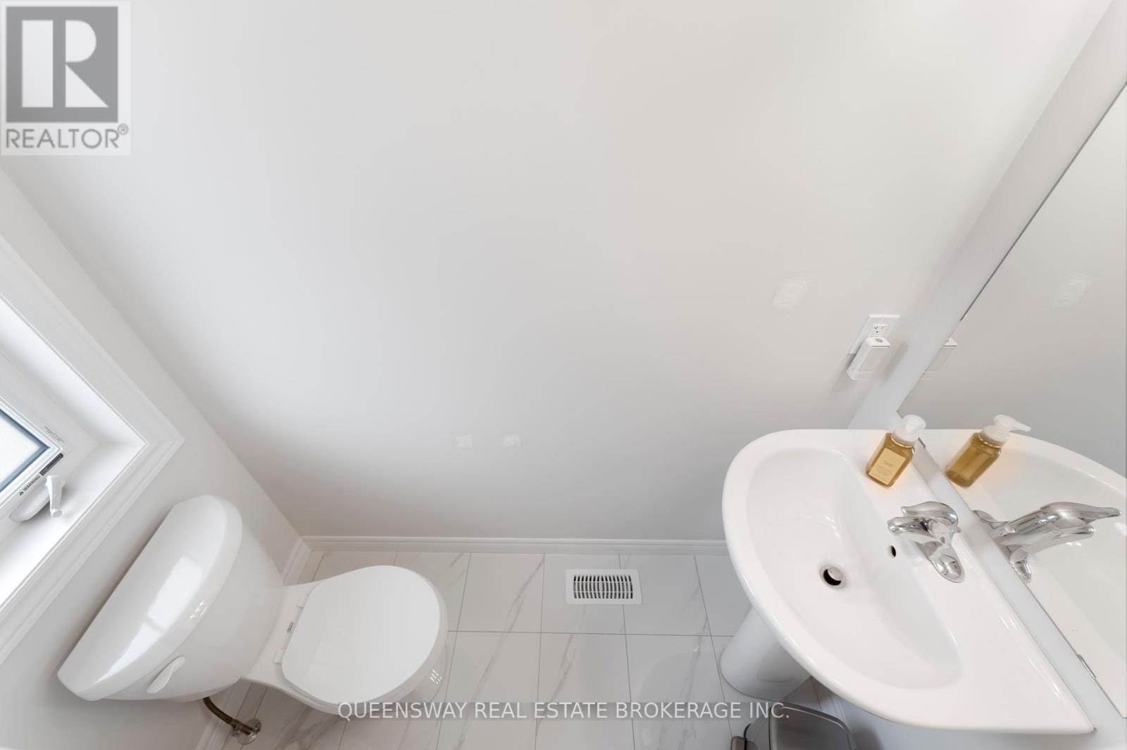 21 Zoe Lane, Hamilton, Ontario  L0R 1C0 - Photo 6 - X12353777