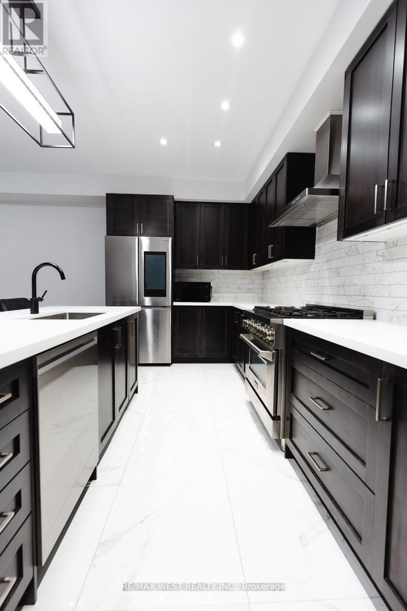 31 Frederick Taylor Way, East Gwillimbury, Ontario  L0G 1M0 - Photo 4 - N12353798