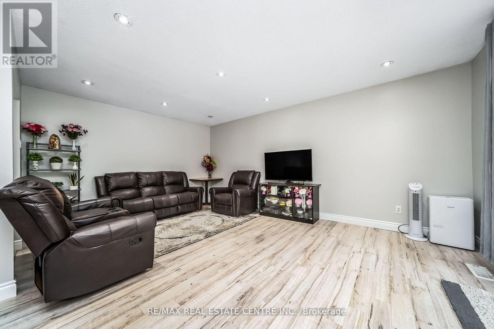 9 Watson Crescent, Brampton, Ontario  L6W 1E5 - Photo 11 - W12353788