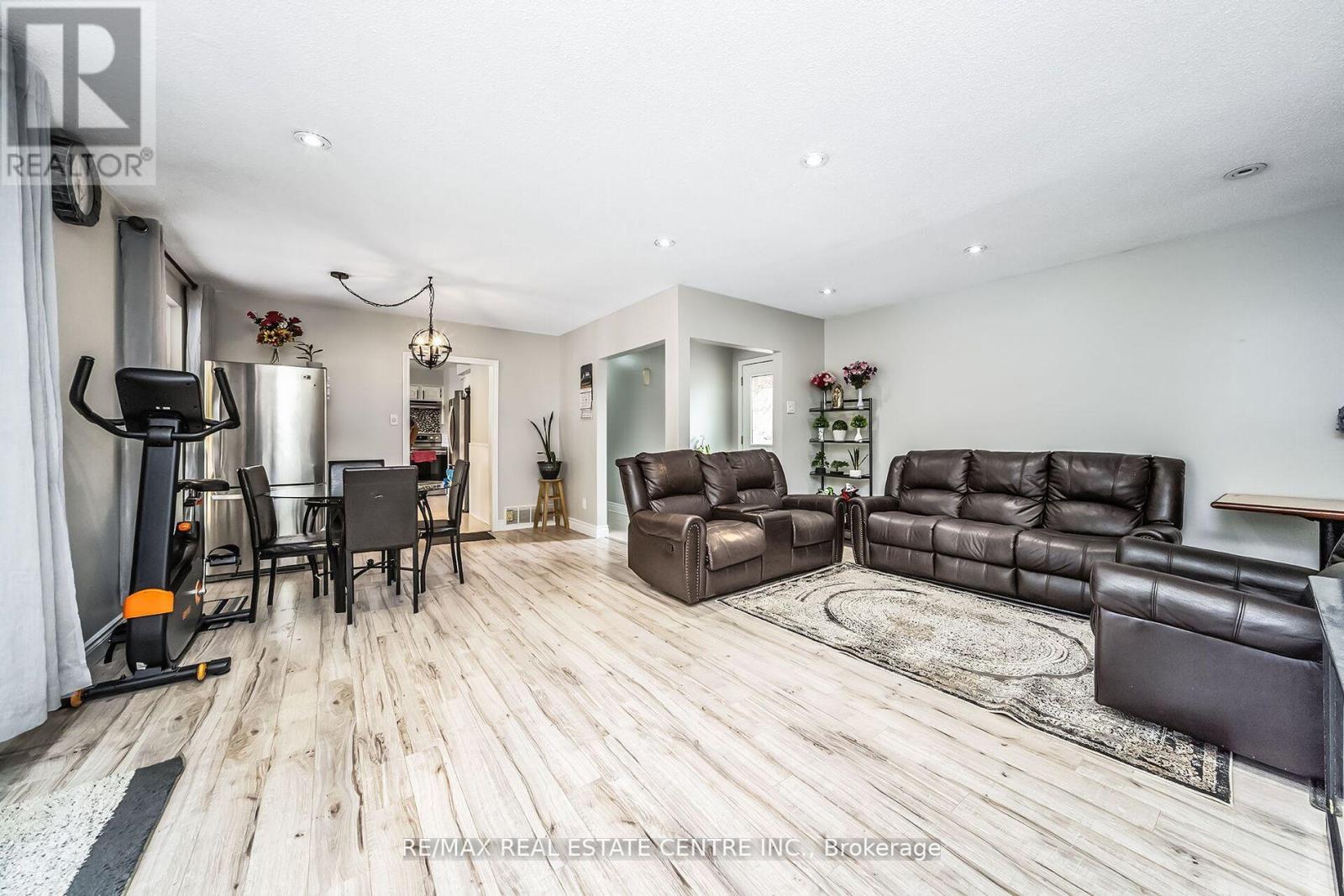 9 Watson Crescent, Brampton, Ontario  L6W 1E5 - Photo 12 - W12353788