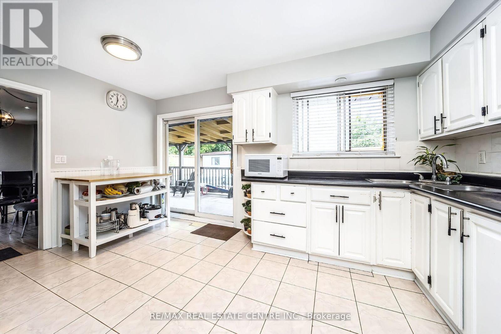 9 Watson Crescent, Brampton, Ontario  L6W 1E5 - Photo 18 - W12353788