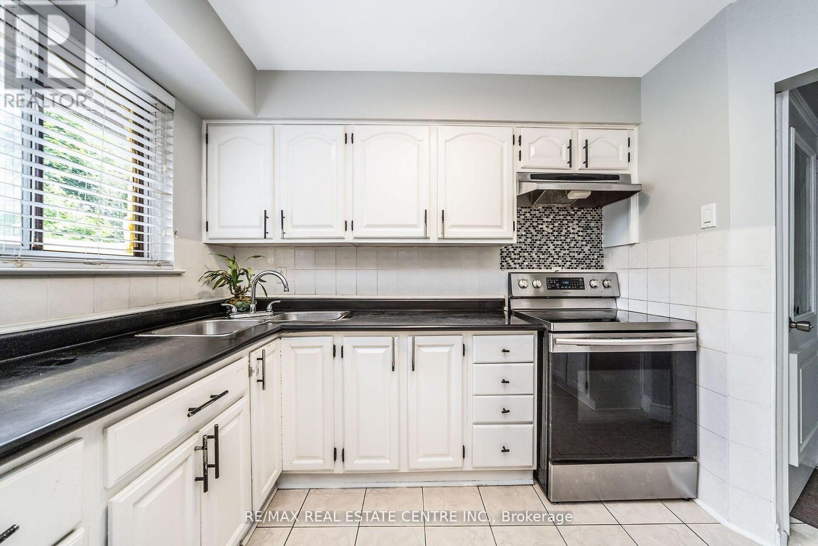 9 Watson Crescent, Brampton, Ontario  L6W 1E5 - Photo 19 - W12353788