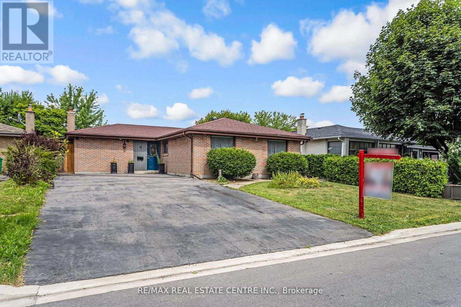 9 Watson Crescent, Brampton, Ontario  L6W 1E5 - Photo 2 - W12353788
