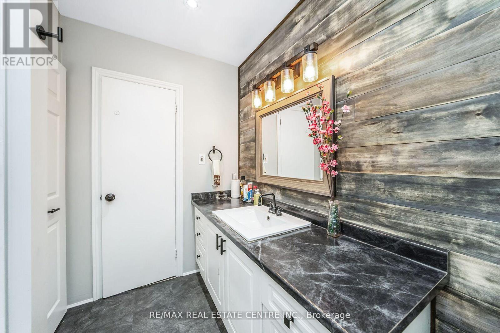 9 Watson Crescent, Brampton, Ontario  L6W 1E5 - Photo 21 - W12353788