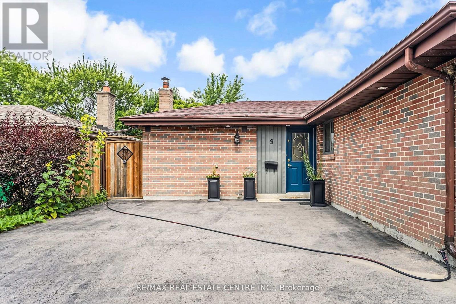 9 Watson Crescent, Brampton, Ontario  L6W 1E5 - Photo 3 - W12353788