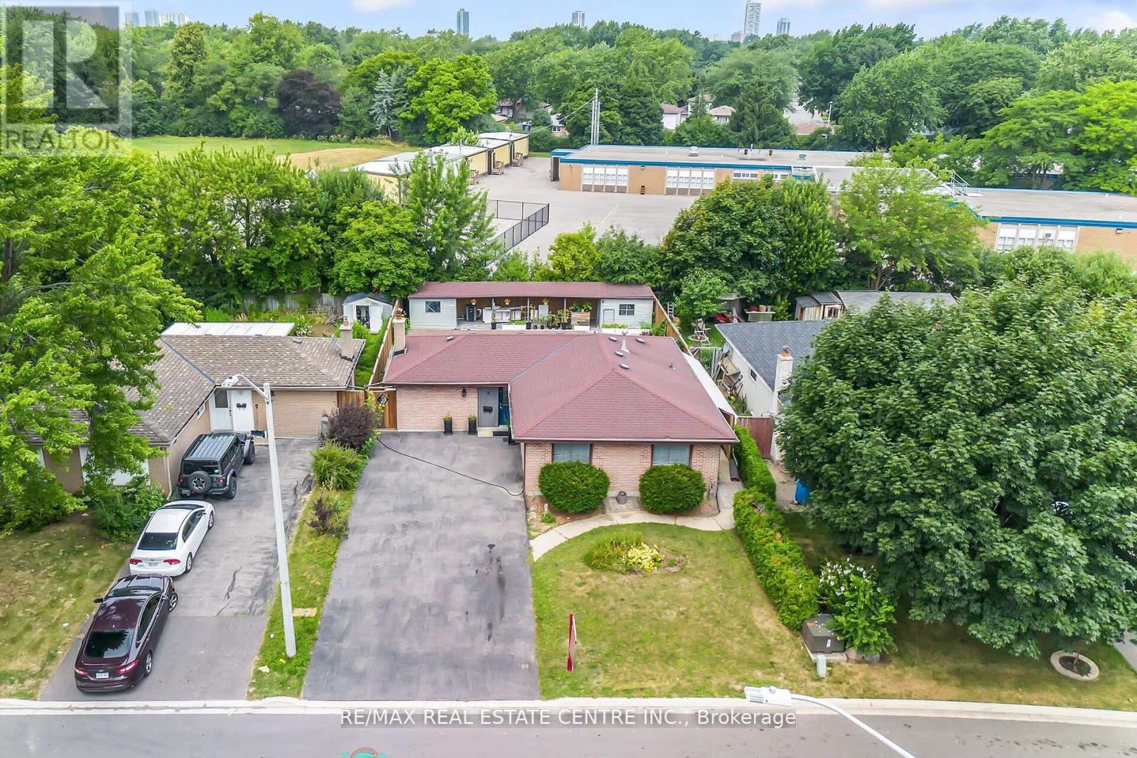 9 Watson Crescent, Brampton, Ontario  L6W 1E5 - Photo 4 - W12353788