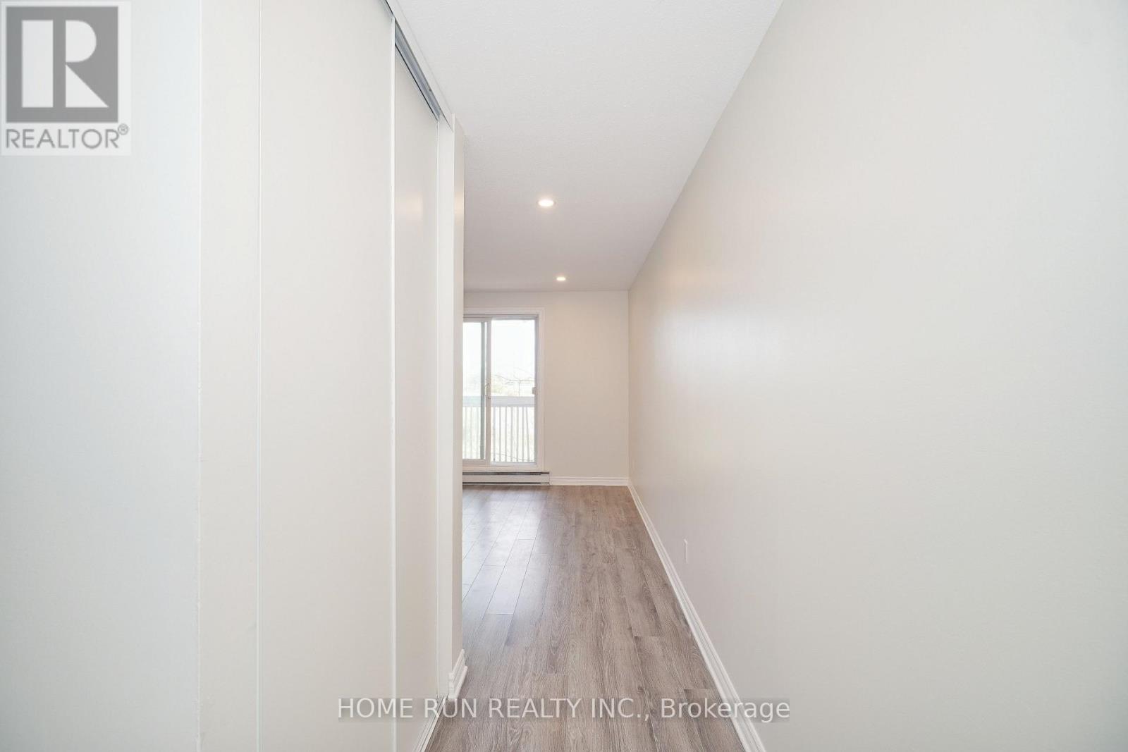 303 - 214 Viewmount Drive, Ottawa, Ontario  K2E 7X3 - Photo 3 - X12353891