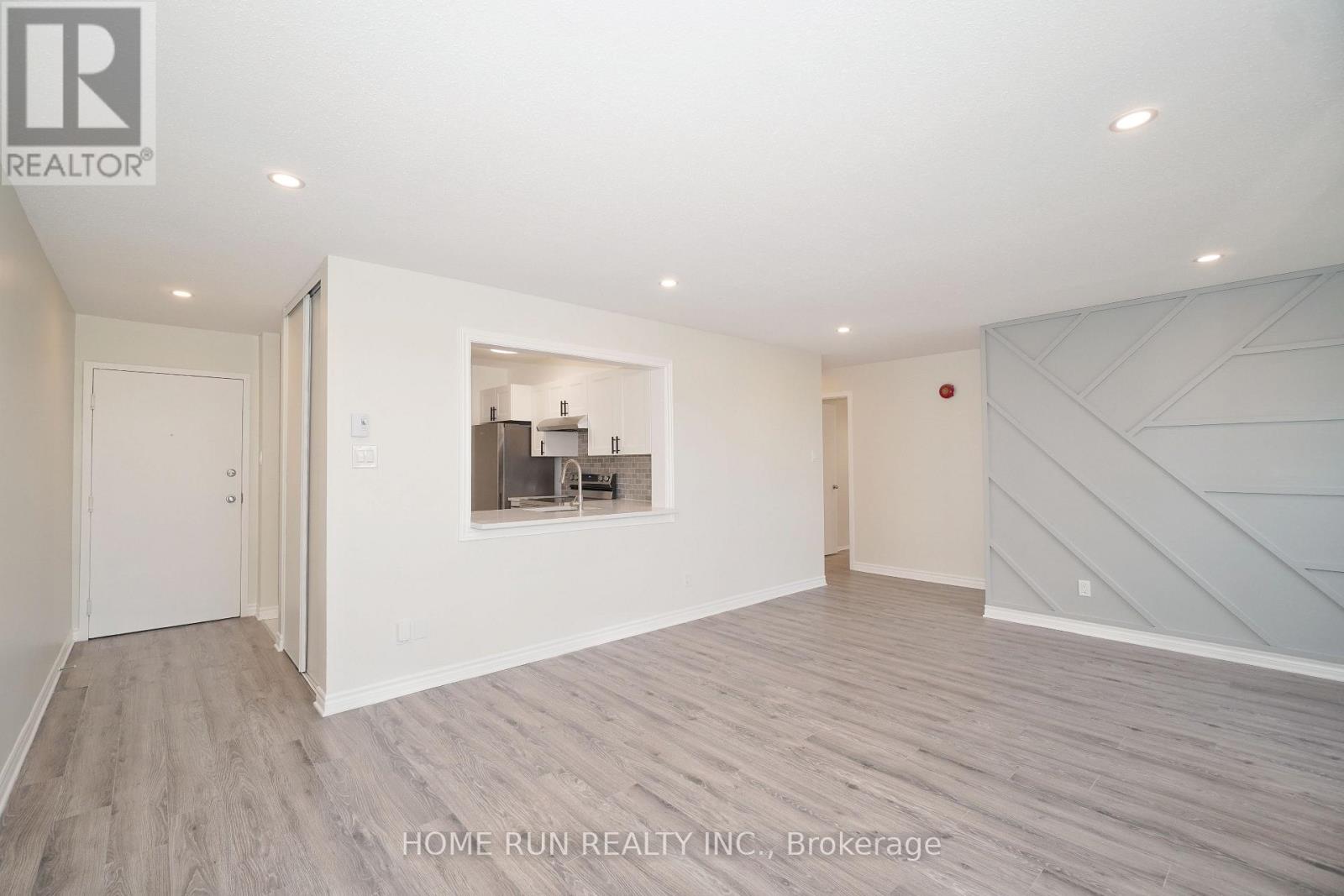 303 - 214 Viewmount Drive, Ottawa, Ontario  K2E 7X3 - Photo 5 - X12353891