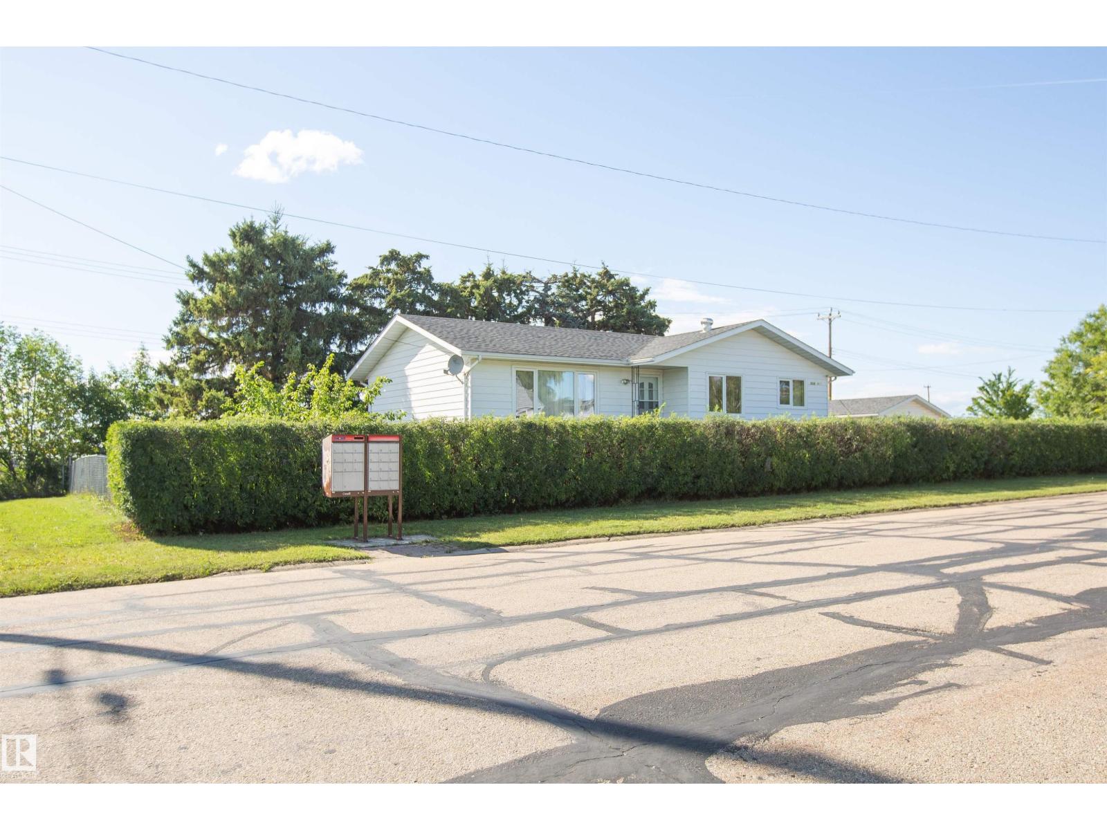 5530 46 St, Barrhead, Alberta  T7N 1K6 - Photo 5 - E4453441