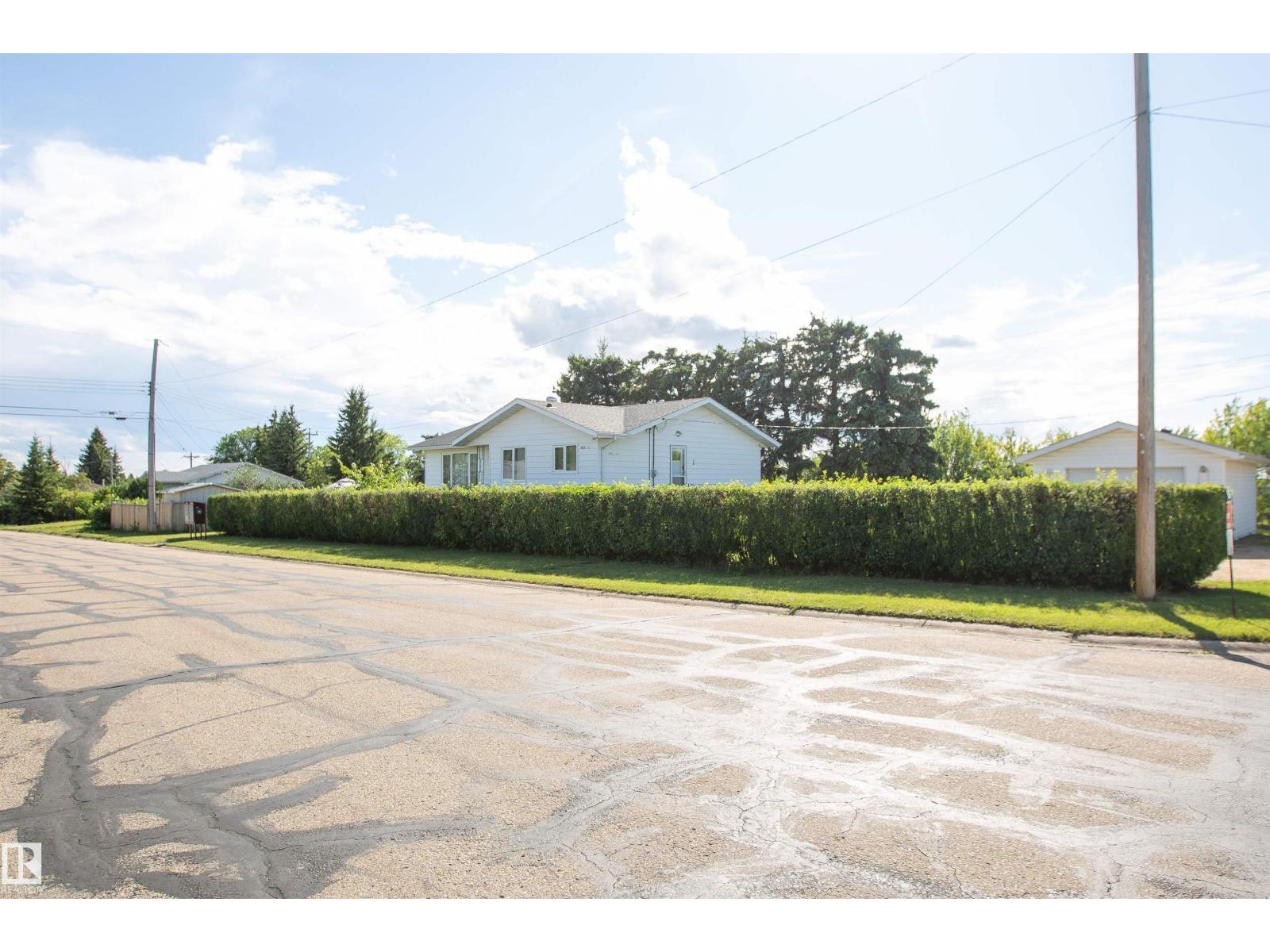 5530 46 St, Barrhead, Alberta  T7N 1K6 - Photo 2 - E4453441