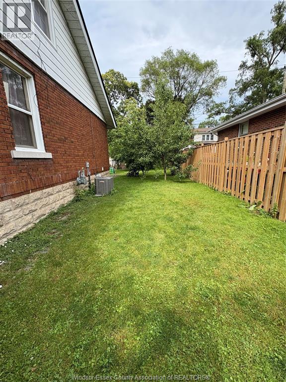 1002 Dawson, Windsor, Ontario  N8Y 4A4 - Photo 2 - 25021095