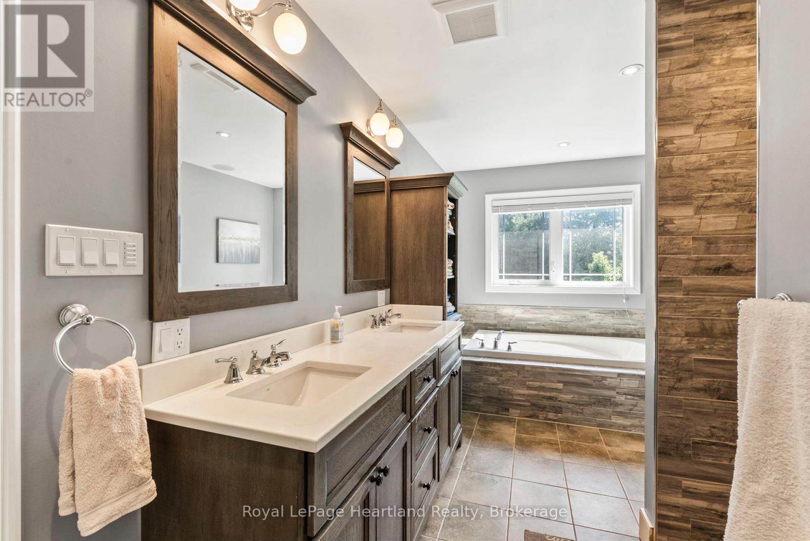 1043 Queen Street, Howick, Ontario  N0G 2X0 - Photo 31 - X12353927