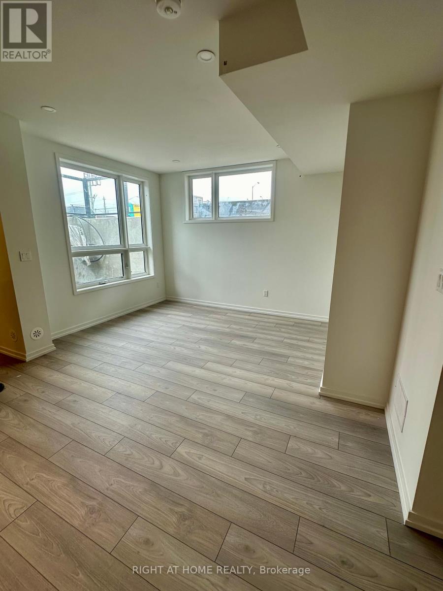 14 - 11 Lytham Green Circle, Newmarket, Ontario  L3Y 0H5 - Photo 4 - N12353935