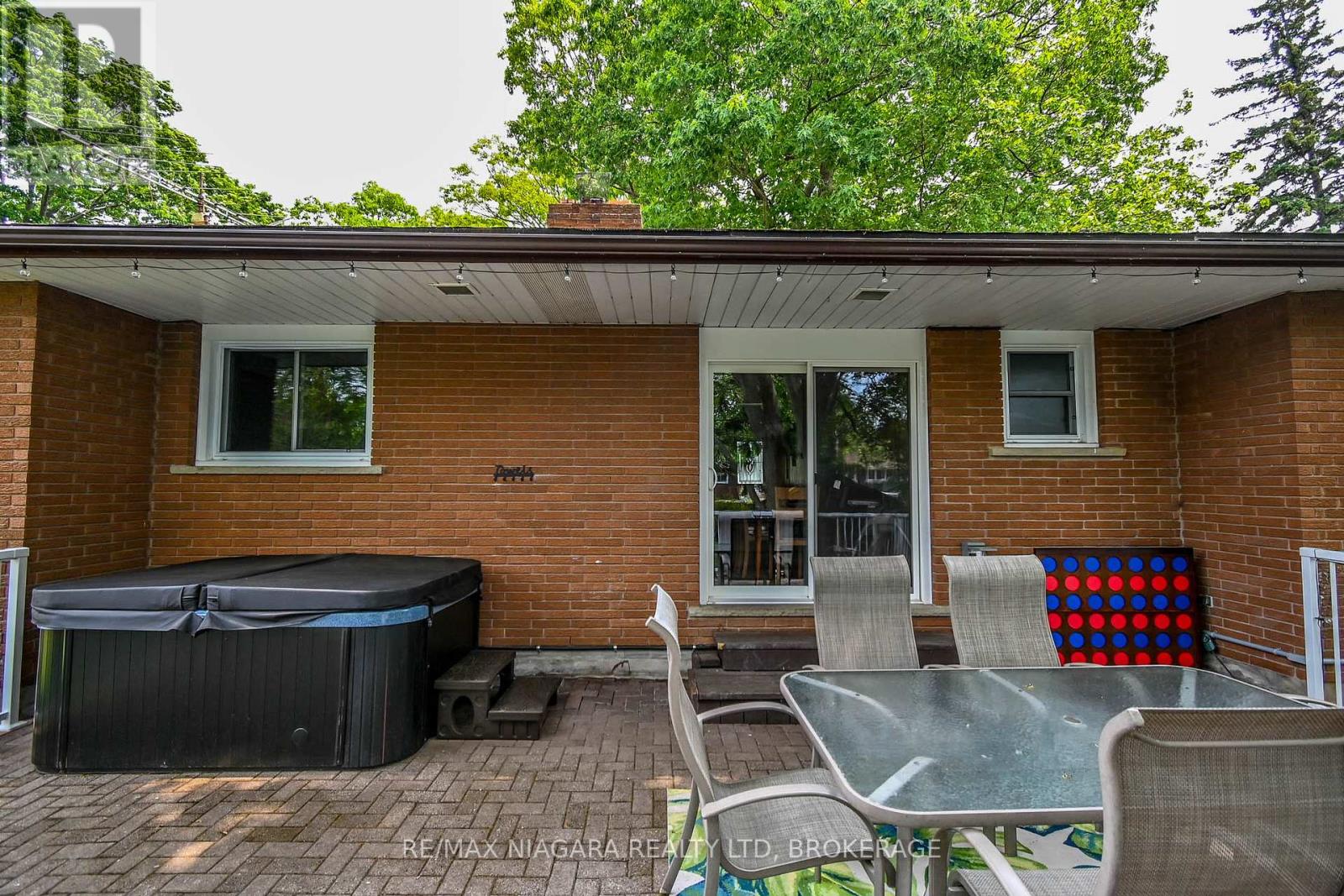 Property at 18 OAKRIDGE CRESCENT image 4