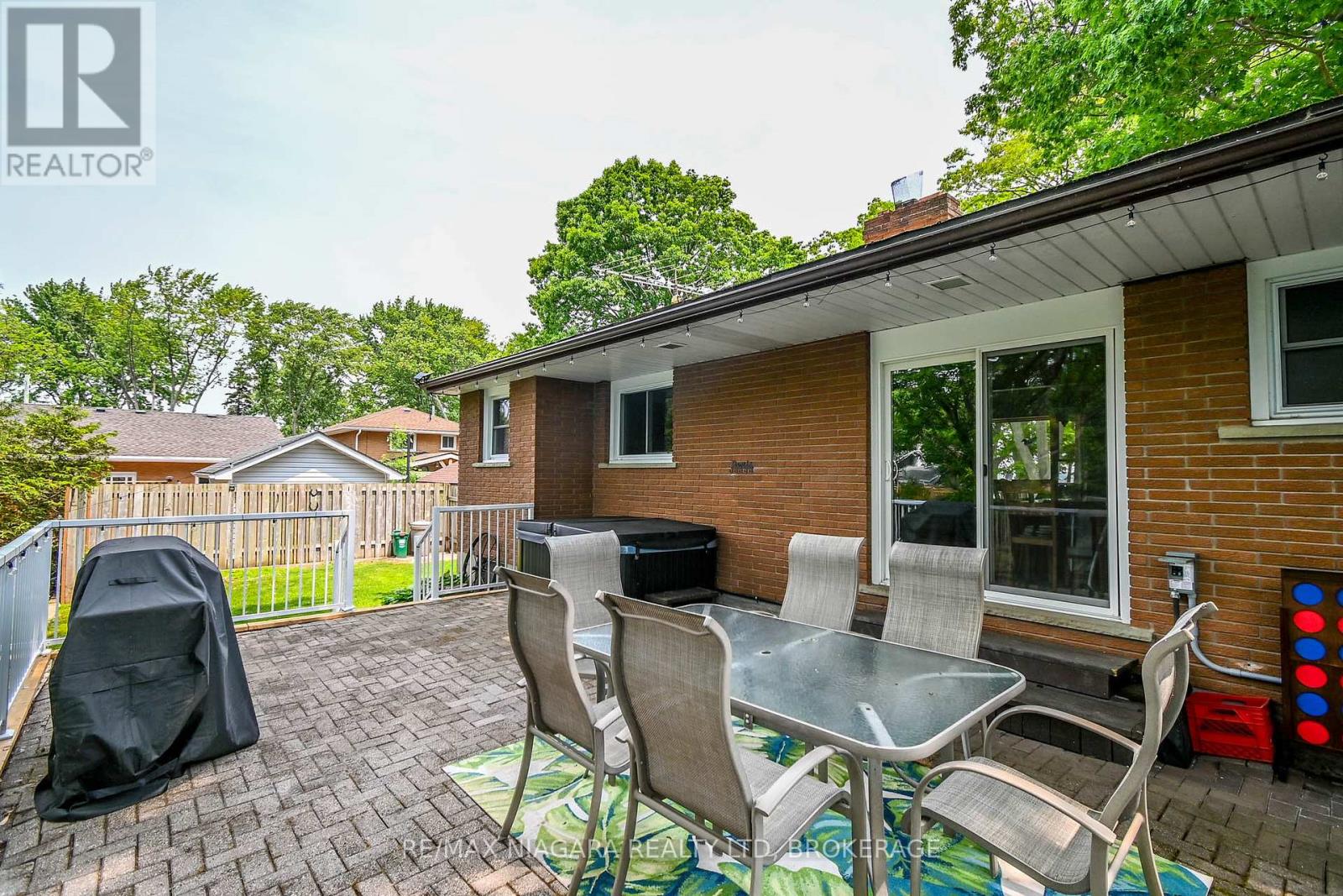 Property at 18 OAKRIDGE CRESCENT image 5