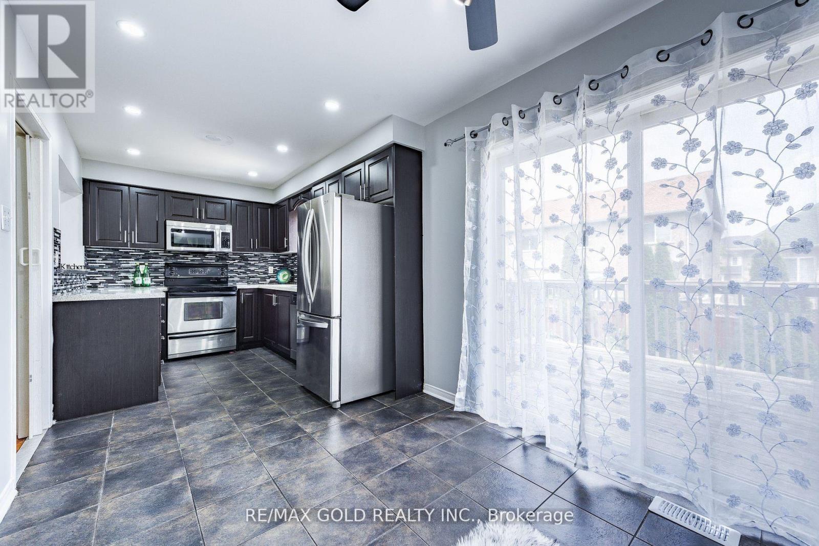 92 Penbridge Circle, Brampton, Ontario  L7A 2R1 - Photo 11 - W12354178
