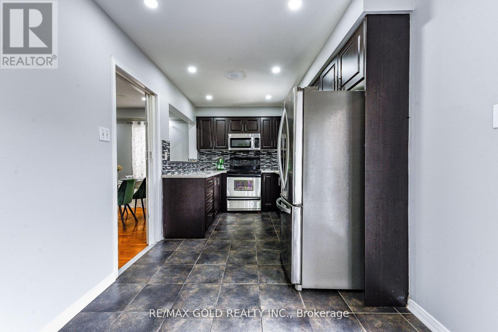 92 Penbridge Circle, Brampton, Ontario  L7A 2R1 - Photo 12 - W12354178
