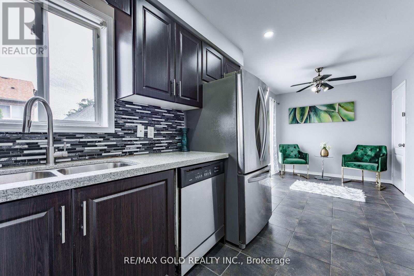92 Penbridge Circle, Brampton, Ontario  L7A 2R1 - Photo 13 - W12354178