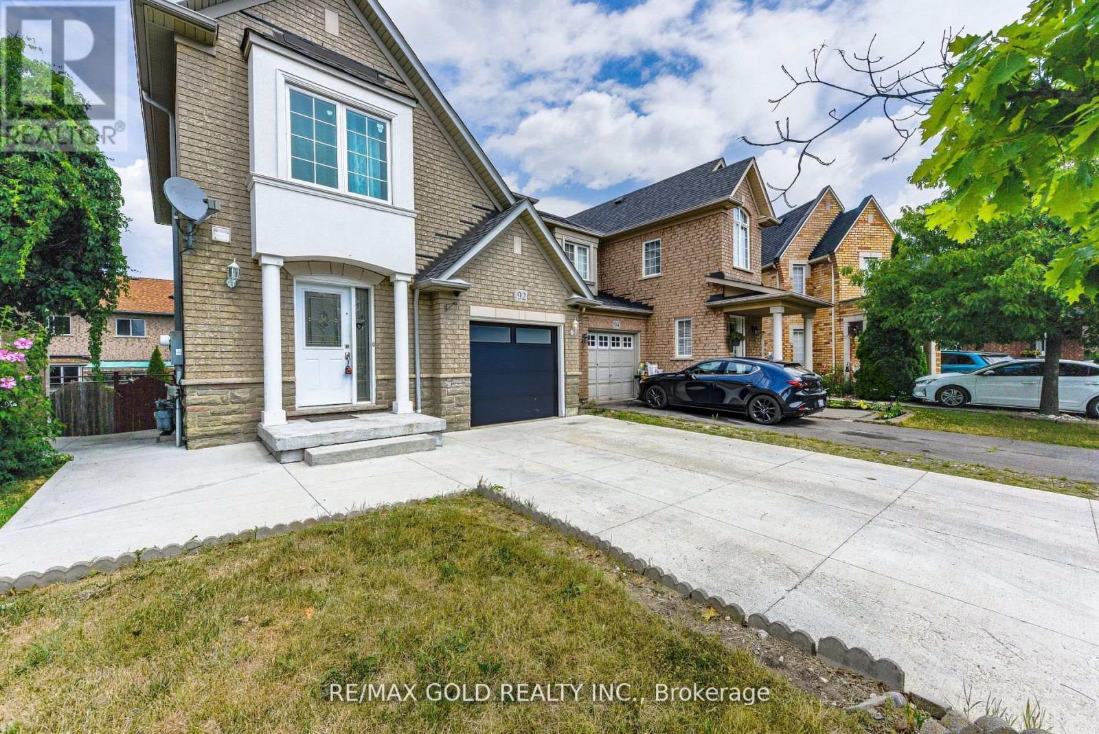 92 Penbridge Circle, Brampton, Ontario  L7A 2R1 - Photo 2 - W12354178