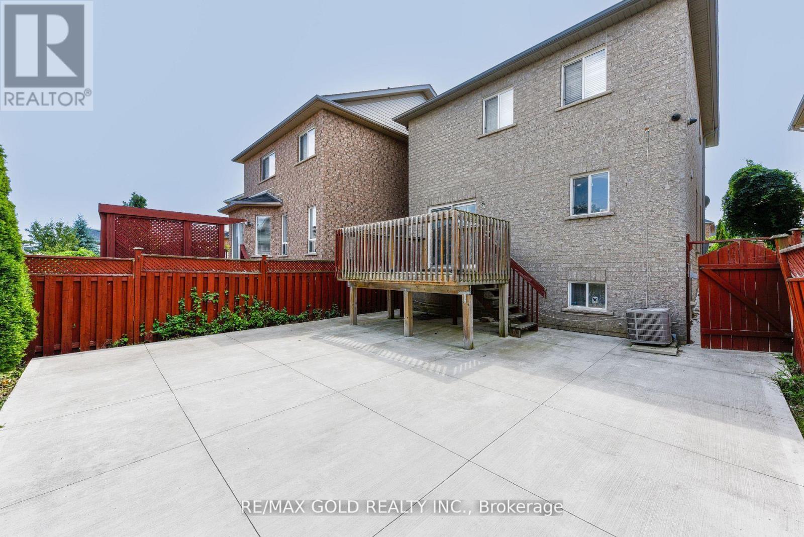 92 Penbridge Circle, Brampton, Ontario  L7A 2R1 - Photo 25 - W12354178
