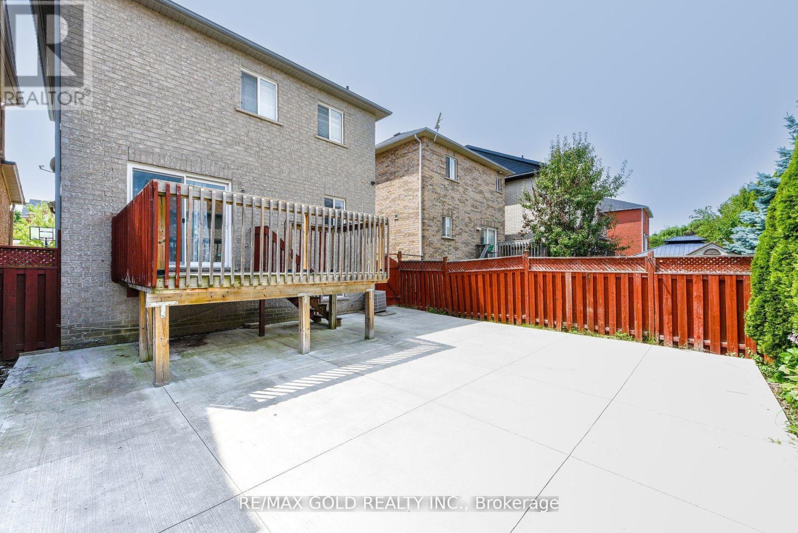 92 Penbridge Circle, Brampton, Ontario  L7A 2R1 - Photo 26 - W12354178