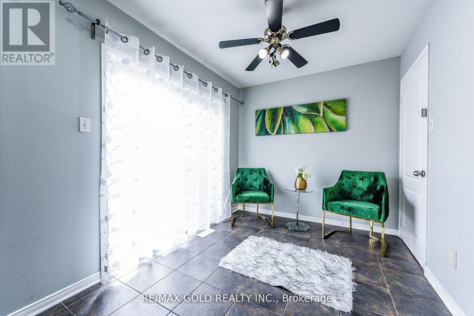 92 Penbridge Circle, Brampton, Ontario  L7A 2R1 - Photo 3 - W12354178
