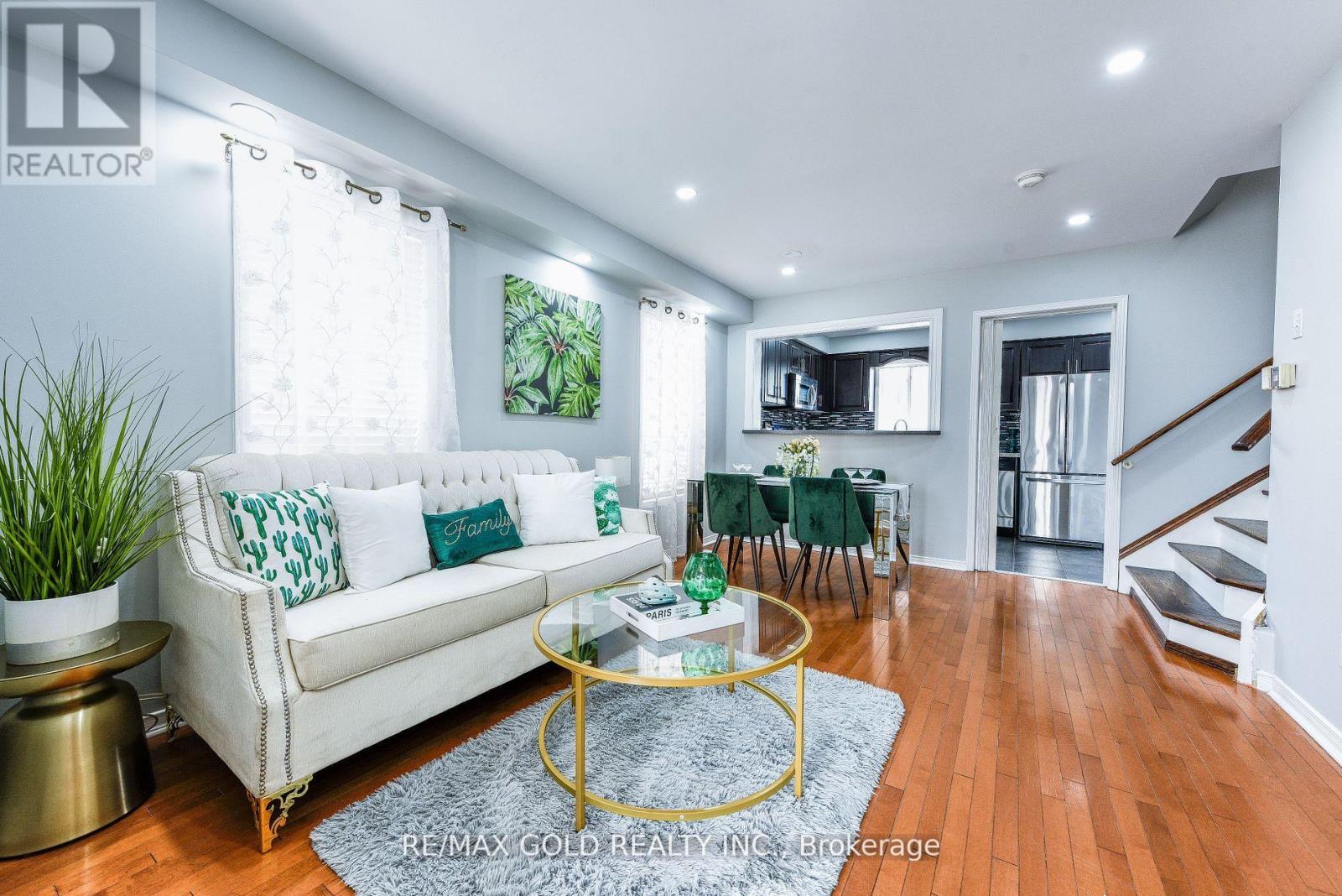 92 Penbridge Circle, Brampton, Ontario  L7A 2R1 - Photo 4 - W12354178