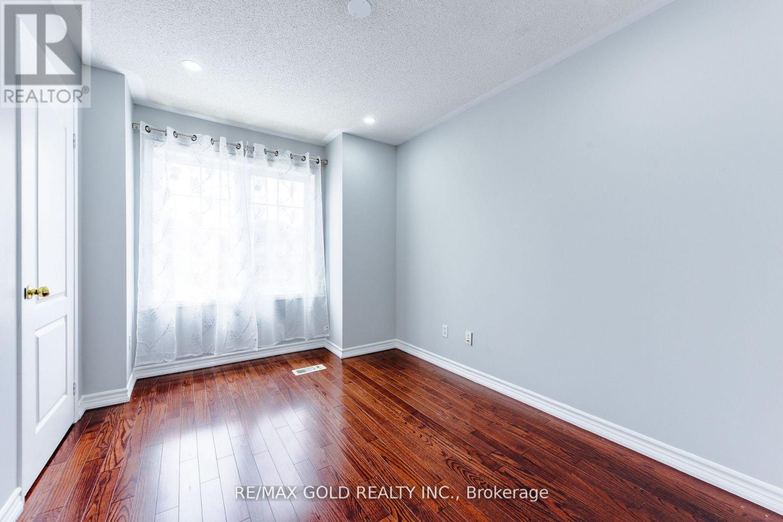 92 Penbridge Circle, Brampton, Ontario  L7A 2R1 - Photo 8 - W12354178