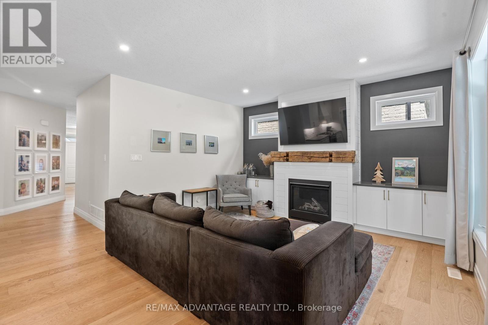 Property at 94 MILL POND CRESCENT image 5