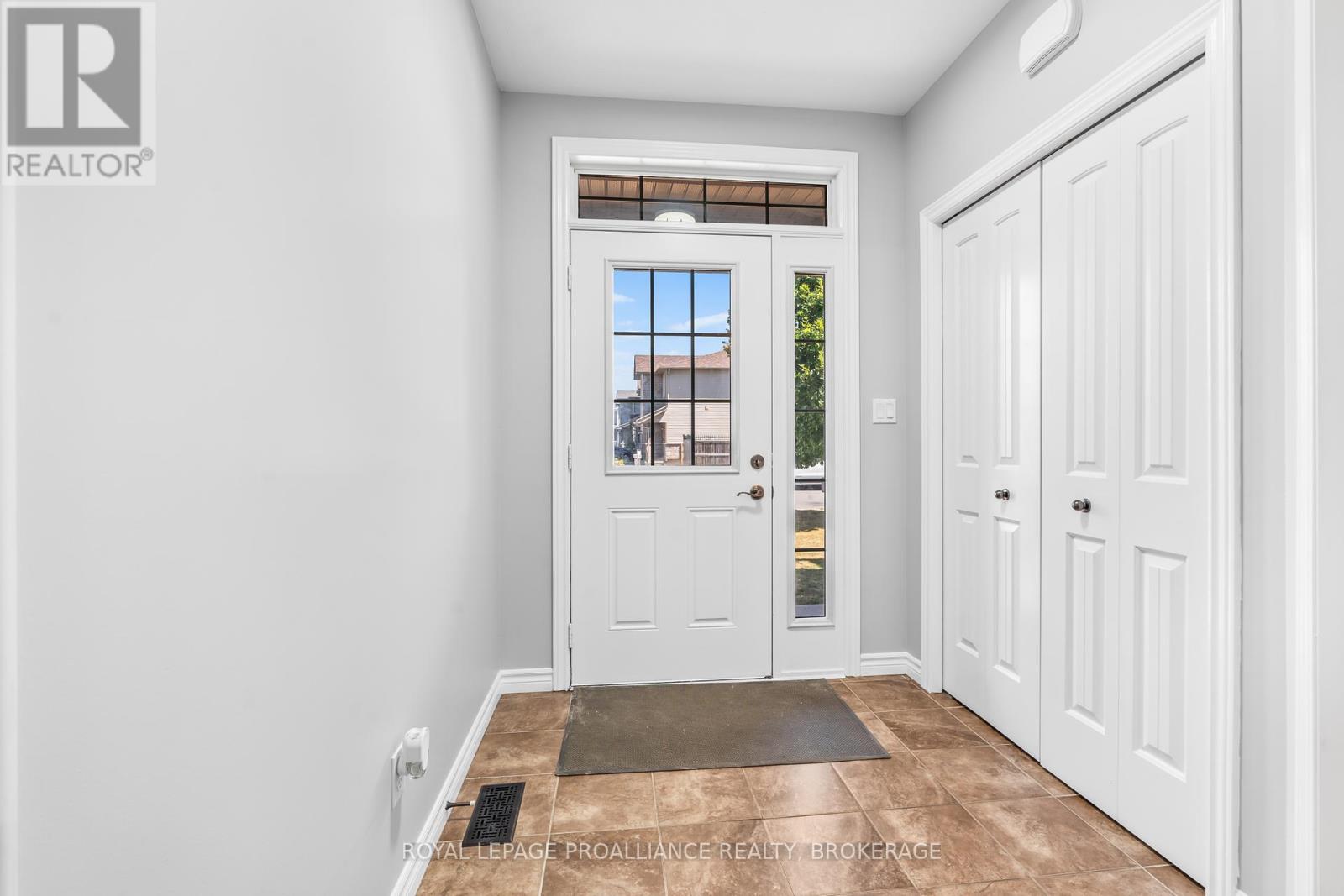 1584 Davenport Crescent, Kingston, Ontario  K7P 0H5 - Photo 4 - X12354415